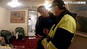 蔡男多次向計程車司機借手機，將Google play商店付款方式，變更成併入電信帳單，並下載「星城ONLINE」遊戲購買點數，每人至少損失5千元，警方遂將他解送歸案，並擴大追查有無其他受害人（翻攝畫面）