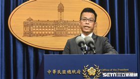 總統府發言人黃重諺23日宣布國安首長人事案。 圖／記者林敬旻攝