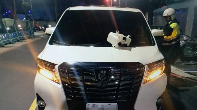 男自撞電線杆！被逮辯：毒品是別人的
