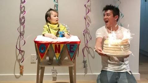 愛女1歲生日！陳冠希雙膝跪地幫慶生