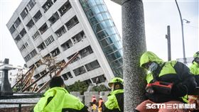 花蓮強震生死一線，雲門翠堤搜救現場。 圖／記者林敬旻攝