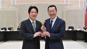 行政院長賴清德（左）5日親自主持「行政院性別平等會第17次委員會議」，並頒發第16屆「金馨獎」，表揚推動性別平等績效優良機關。圖（右）為金管會主委顧立雄。（行政院提供）