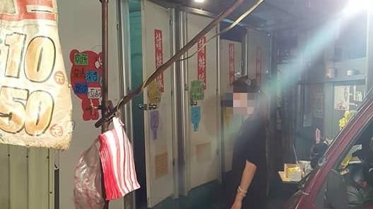 逛夜市「尿尿」　竟有手伸出索討十元