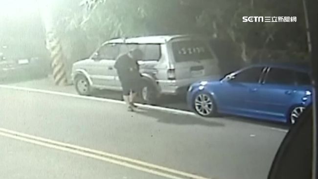 躦水溝躲監視器　竊賊秒偷限量百萬車