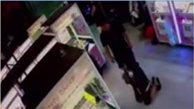 夾娃娃,跪拜,爆料公社,娃娃　圖／翻攝自爆料公社