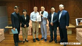 ▲立委鍾佳濱（左起）、劉世芳與許智傑（右二）以政治力關切足協選舉。（圖／記者林辰彥攝影）