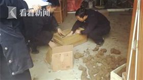 大陸江蘇鎮江市一位居民在家中改建廁所時，意外挖出3枚手榴彈，廁所如同「軍火庫」，他嚇得立刻報警。民警在廁所中共清理出了100枚砲彈，民警分析，在抗戰時期，這裡可能是日軍的一個據點，目前這些砲彈已運到指定地點存放，將擇日銷毀。（圖／翻攝自看看新聞）