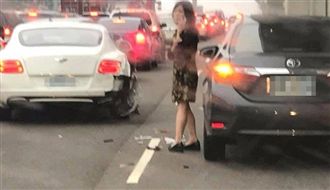 遭追撞仍老神在在　神秘賓利車主曝光