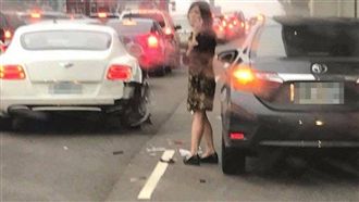 追撞千萬賓利　豐田女駕駛無助打電話