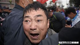 統促黨挑釁蔡丁貴,與警方發生激烈推擠 228，中正紀念堂 圖／記者林敬旻攝