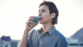 元斌即使不接戲，光靠每支廣告約7至8億韓元的收入，依然可以不愁吃穿過生活。（圖／翻攝自Moneytoday）