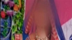 印度一名31歲男子亞達夫（Rambharan Yadav）覬覦一位35歲人妻柯莉（Reena Koli）相當久，日前他為了洩慾，企圖性侵柯莉，但柯莉死守貞操，過程中不斷拒絕反抗，亞達夫一氣之下往她身上潑油，接著縱火將她活活燒死。最後亞達夫被控謀殺，已被警方逮捕歸案。（圖／翻攝自每日郵報）