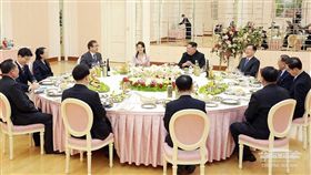 人金正恩與南韓總統文在寅的特使團，就兩韓舉行元首峰會進行討論／青瓦台臉書