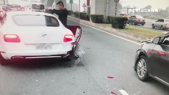 追撞千萬賓利　豐田女駕駛恐賠百萬