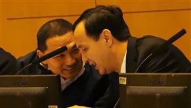 辭職參選新北市長　侯友宜告別市府辭職參選新北市長的副市長侯友宜（左）6日卸任，參加最後一次市政會議，會中與市長朱立倫（右）互動密切。中央社記者王鴻國攝　107年3月6日