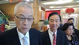 吳敦義出席總統府國策顧問聯誼會活動中國國民黨黨主席吳敦義（左）26日在台中出席總統府第12、13任國策顧問聯誼會活動，受訪時針對年底縣市長選情表示看法。中央社記者郝雪卿攝　107年2月26日