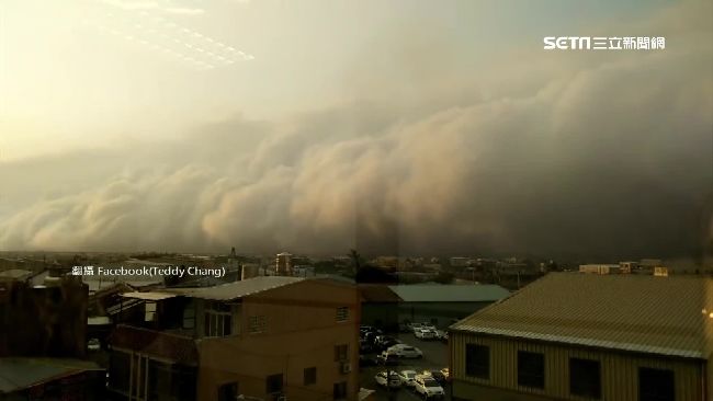 滾滾雲牆吞噬台灣　震撼一幕宛如末日