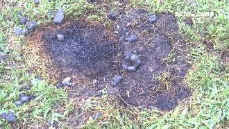 「銅梁火龍」璀璨後　校園草皮慘燒黑