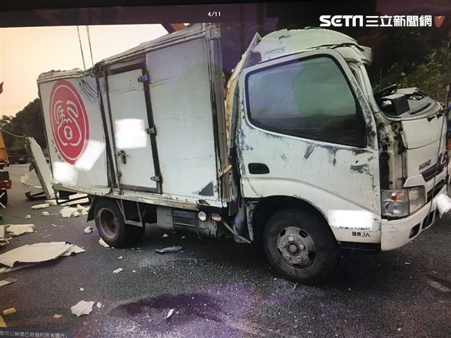 冷凍車國道高速撞工程車⋯駕駛斷肢死