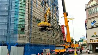 怪手進駐　花蓮舊遠百開拆估2周完工