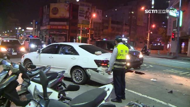 違規迴轉釀禍　直行車高速閃不及撞上