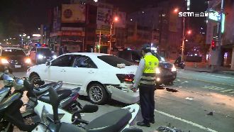 違規迴轉釀禍　直行車高速閃不及撞上