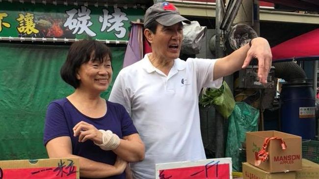 馬英九下鄉看失業部長　暖幫叫賣水果