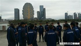 ▲航源FC早餐後做伸展。（圖／記者林辰彥攝影）
