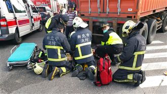 聯結車轉彎撞機車　女遭捲入車底慘死