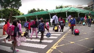 戒嚴？小學生撐傘到校竟要「傘牌」