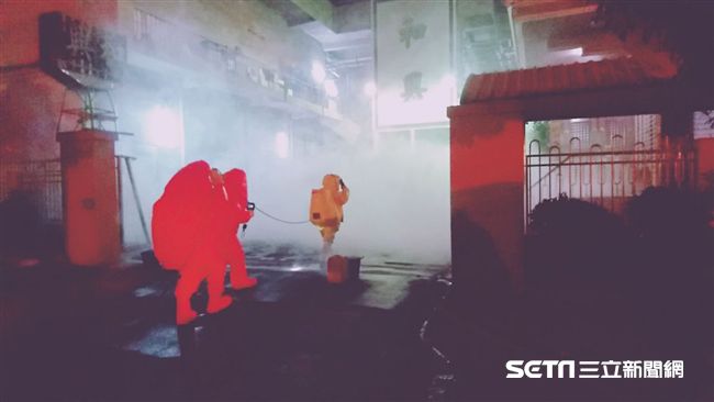 冷凍廠氨氣外洩　消防員穿防護衣挺進