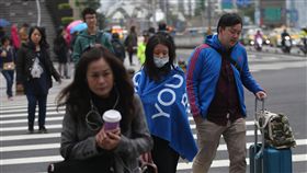 北台灣氣溫降（1）中央氣象局表示，受東北季風影響，6日全台天氣不穩定，北台灣清晨低溫約攝氏15、16度，白天高溫也只有20度上下，台北市民眾上午穿上保暖衣物禦寒。中央社記者張新偉攝　107年3月6日