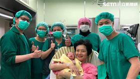 高齡62歲的吳女士在長庚婦產科團隊努力下以自然產方式順利產下一名男嬰。（圖／長庚醫院醫師蕭勝文提供）