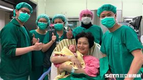 高齡62歲的吳女士在長庚婦產科團隊努力下以自然產方式順利產下一名男嬰。（圖／長庚醫院醫師蕭勝文提供）