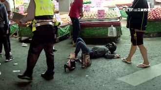 路口沒減速　女騎士被撞飛衝進水果攤