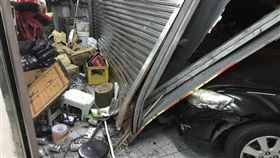 桃園,龜山,精神不濟,衝撞,擦撞,車禍,肇事,超商,鐵柱,騎樓(圖/翻攝畫面)