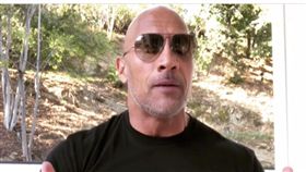 巨石強森獲頒金酸莓獎項。（圖／翻攝自巨石強森IG）