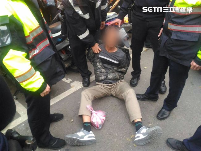 男子市場內搶灘商　才剛得手就被逮