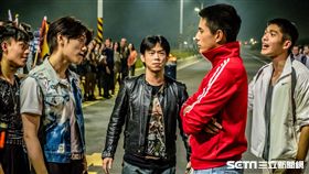 顏正國（右）參與《鬥魚》電影版特別演出，左為邱宇辰。（圖：多曼尼提供）