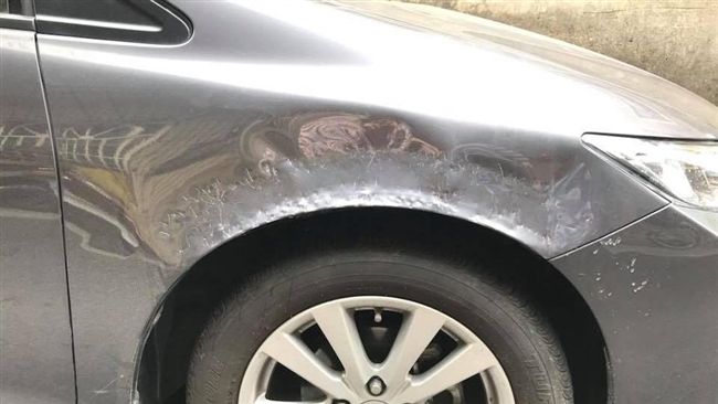 愛車凹變形！她調監視器…凶手不是人