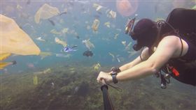 英國潛水員沃納（Rich Horner）潛入帕尼達島（Nusa Penida）驚見垃圾海（圖／翻攝自YouTube）