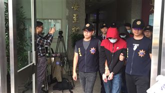 裝傻否認吸毒　加碼被搜出衝鋒槍