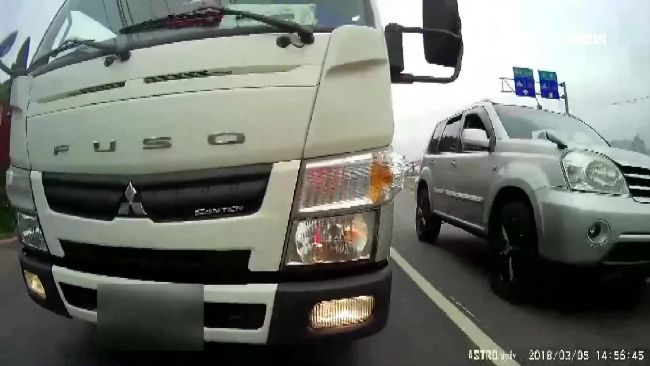 哪裡得罪你？騎士莫名遭小貨車逼車