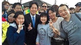 賴清德與大阪女學生的合影（圖／翻攝自賴清德臉書）