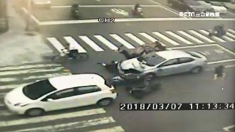 保齡球式衝撞6人傷　駕駛過程全忘了