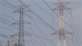 行政院提3策略解決缺電（3）行政院長賴清德8日提出解決「缺電」3大政策方向，提出非核家園、穩定供電、空污改善，並以多元創能增加供給、積極節能全民參與、靈活調度智慧儲能等3個執行策略，作為解決對策。圖為台電高壓電塔。中央社記者董俊志攝　106年11月8日