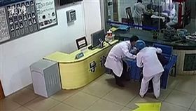 大陸老奶奶90度鞠躬感謝醫師照顧（圖／翻攝自《澎湃新聞》）