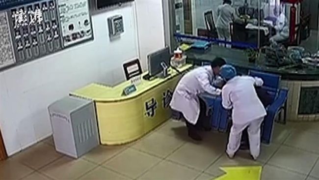 老奶奶鞠躬謝救命　醫師攙扶彎腰回敬
