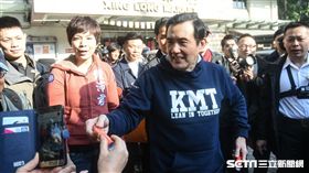 前總統馬英九前往興隆市場拜年發春聯紅包。 圖／記者林敬旻攝