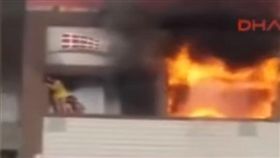 土耳其酒店火災！女房客攀外牆逃生　不慎墜落送醫
圖／翻攝自youtube